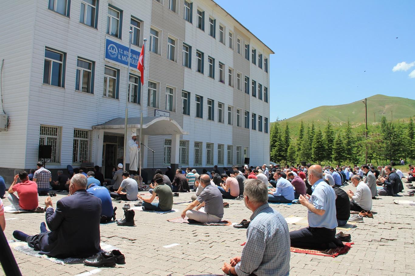 Bitlis’te 65 yaş üstü ve 18 yaş altı vatandaşların olmadığı ilk cuma namazı kılındı